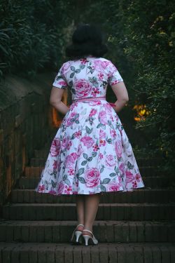 Robe rockabilly à fleurs rose années 50 femme