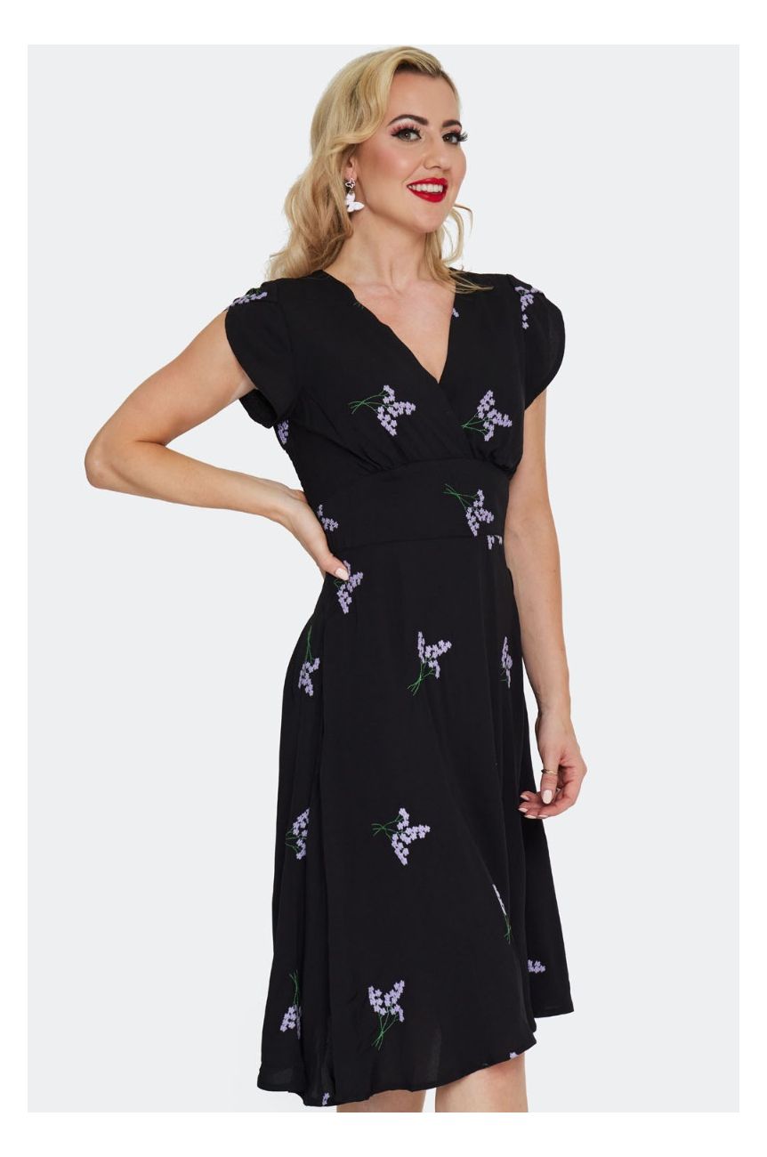 Robe vintage noire brodée de fleurs