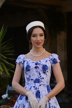Robe vintage pin-up fleurs bleues lavande manches courtes jupe swing midi