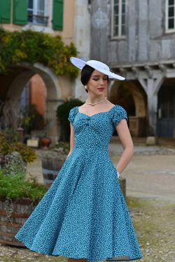 Robe vintage turquoise pois blancs decollete coeur noeud jupe swing pin-up
