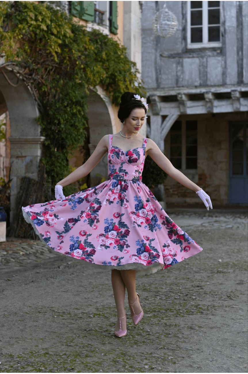 Robe années 50 fleurie rose style pin-up en mouvement