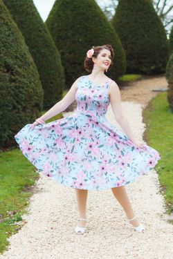 Robe bleu ciel fleurs roses feuillage bretelles jupe swing pin-up vintage