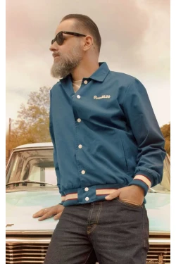 Veste rockabilly homme bleu pétrole Rumble59, col cubain, broderie cursive et boutons-pression dorés, style années 50
