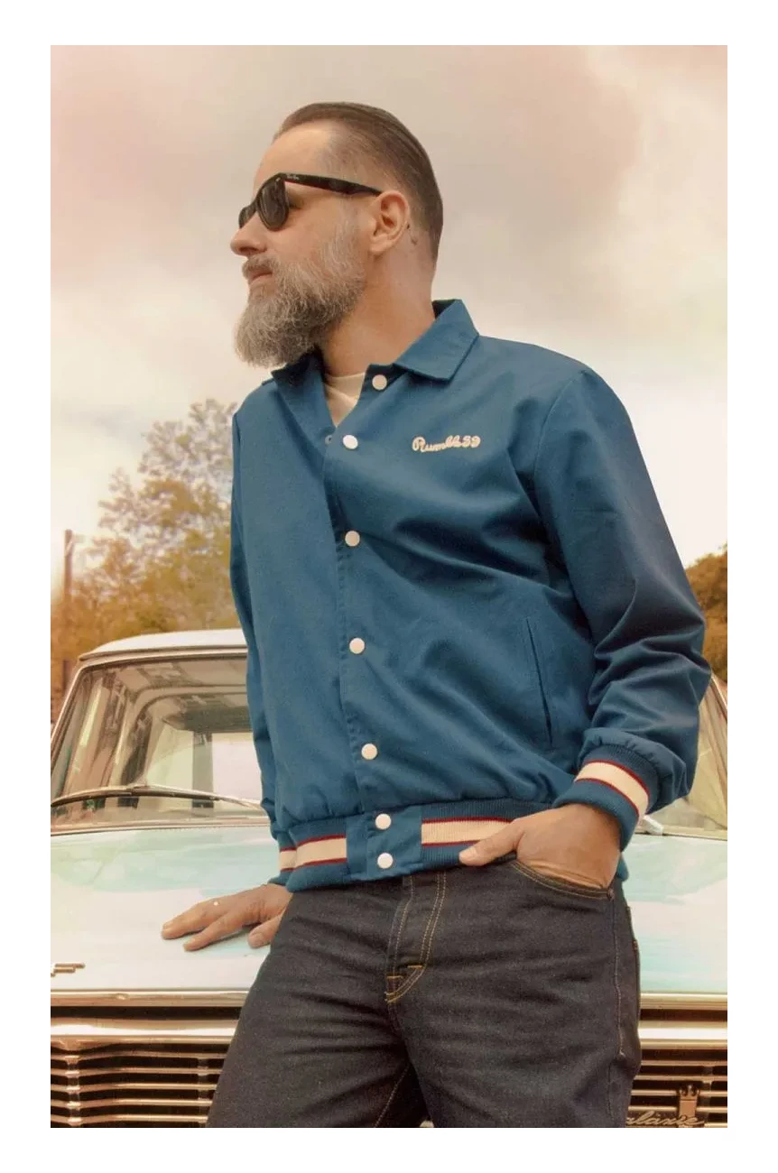 Veste rockabilly homme bleu pétrole Rumble59, col cubain, broderie cursive et boutons-pression dorés, style années 50