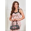 Sac bowling vintage noir pois blancs porté main par mannequin pin-up, look rockabilly avec robe imprimée rose et noir